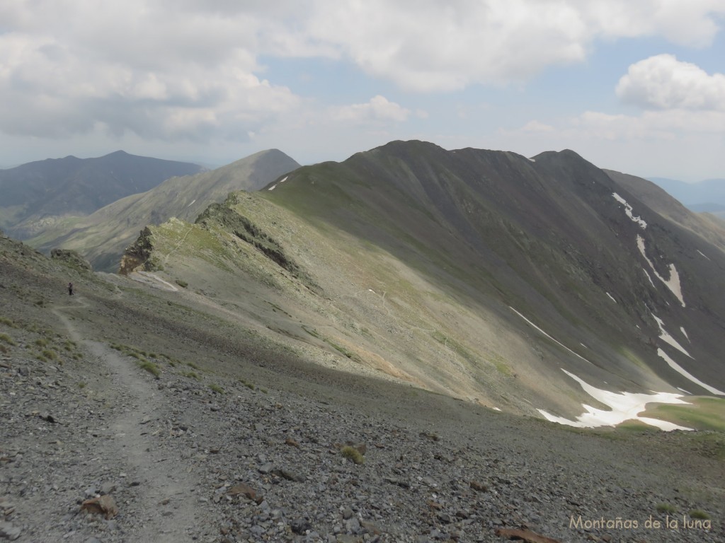 Camino del Serrat del Mig con el Cim Alt de Les Arques en el centro y el Cim de Rocs Blancs a la derecha